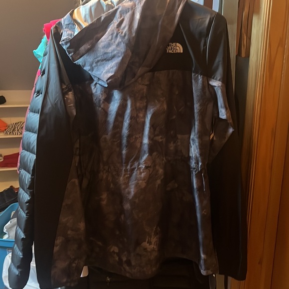brand new, worn once, north face windbreaker - Picture 4 of 4